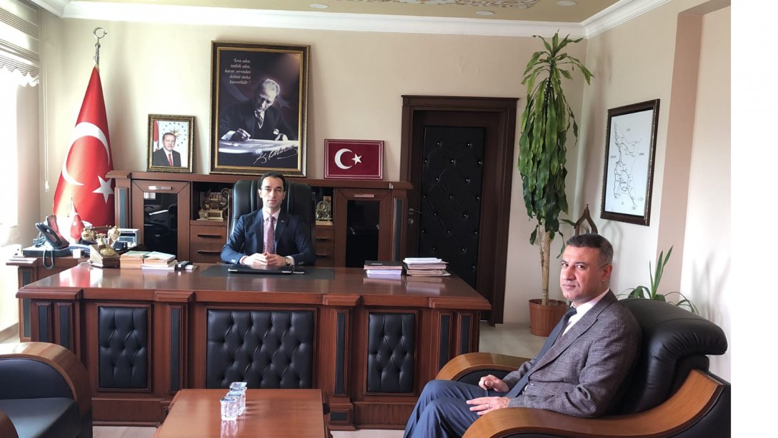 Yeni İlçe Millî Eğitim Müdürümüz Sayın Selman ÇİFÇİ, Sayın Kaymakam Mehmet GÖZE'Yİ makamında ziyaret etti.
